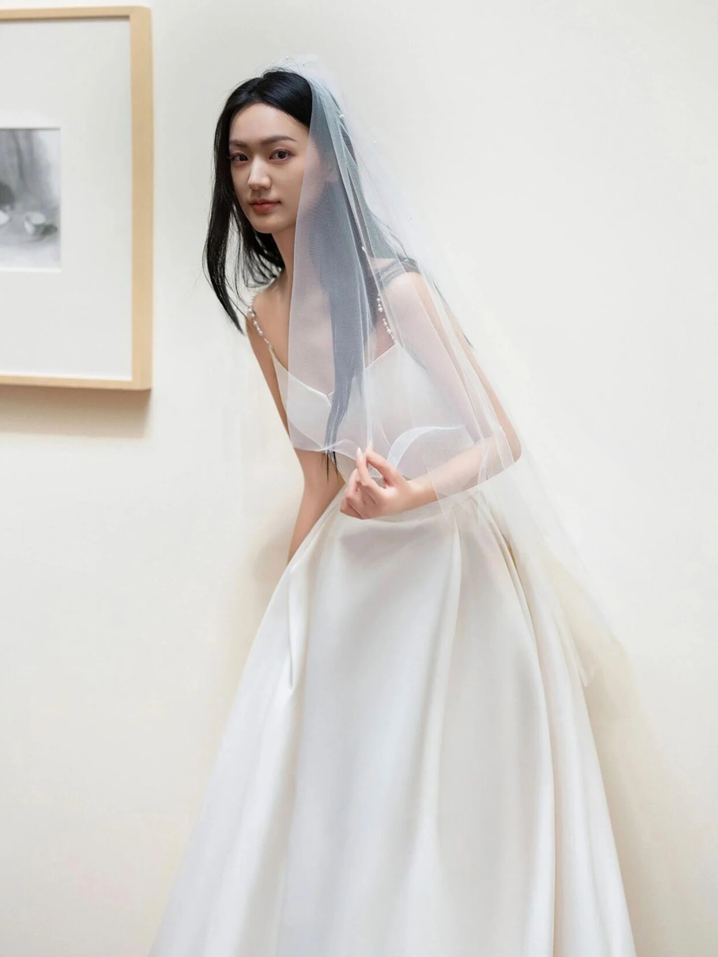 結婚式ゲスト用ワンピースのデザイン例：シンプルな白サテンドレスの実用性とシーン別選定