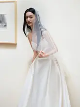 白色サテンのシンプルな新婦用ドレス【スリムフィット・ウェディングパーティー・写真撮影用】