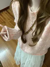ラフな雰囲気のピンクのクルーネックニットセーター【ゆったりシルエット・ケーブル編み】