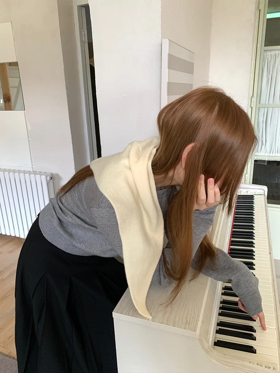 シンプルな三角ニットスカーフで冬のスタイリングをどう変える？
