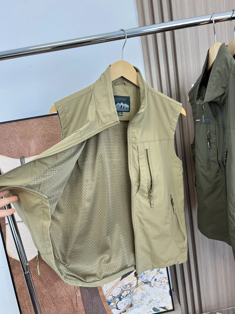 防水加工のアウトドアベスト：秋用通気性とカジュアルデザインの実用性解析