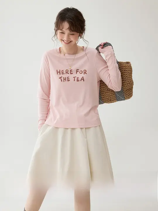 甘いピンクのロゴプリントTシャツ【レディース・春用・長袖・スリムフィット】