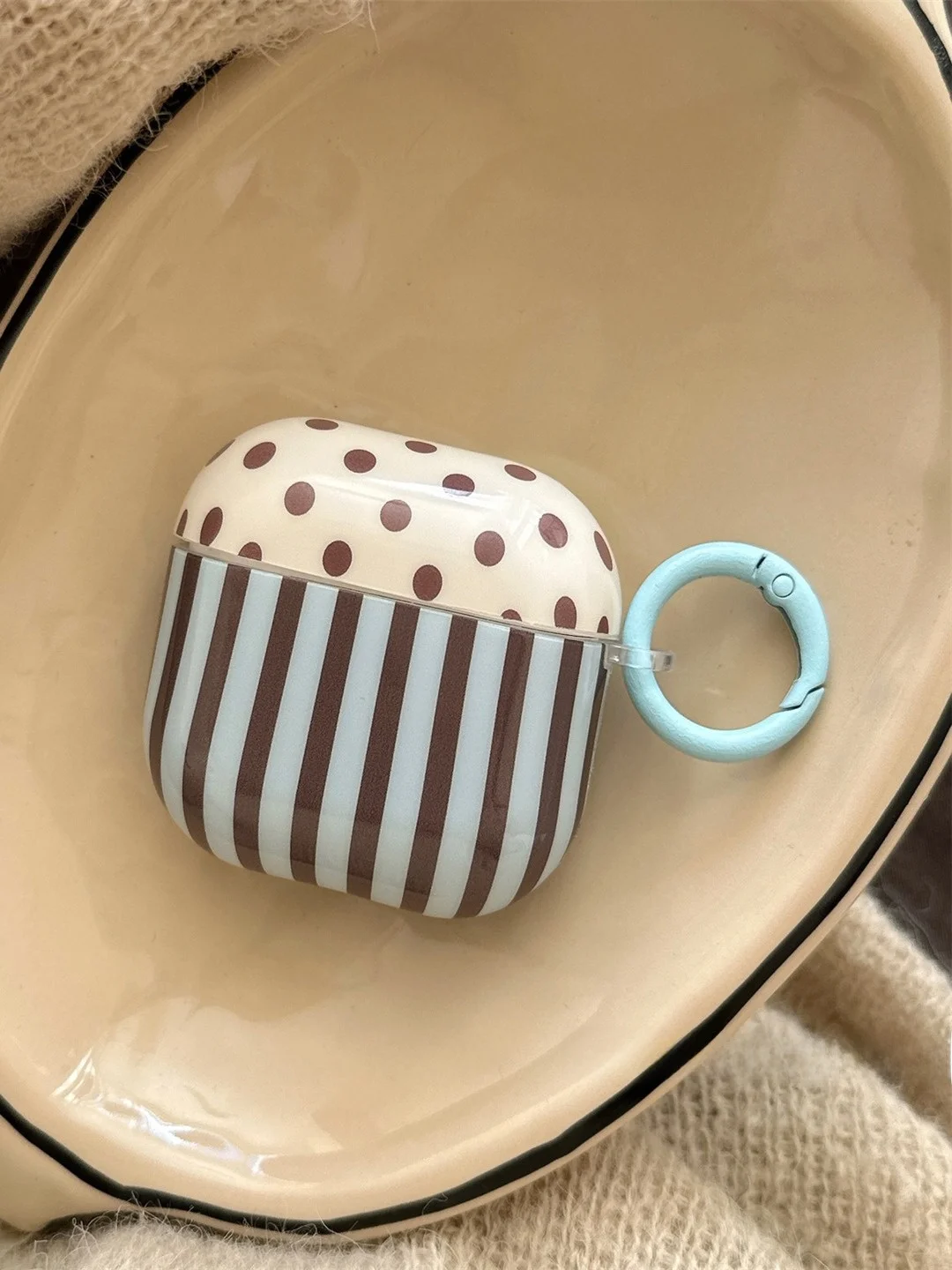 可愛いブルーとブラウンのストライプ＆ドット柄エアポッズケース：落下防止とエアポッドプロ対応の実用性解析