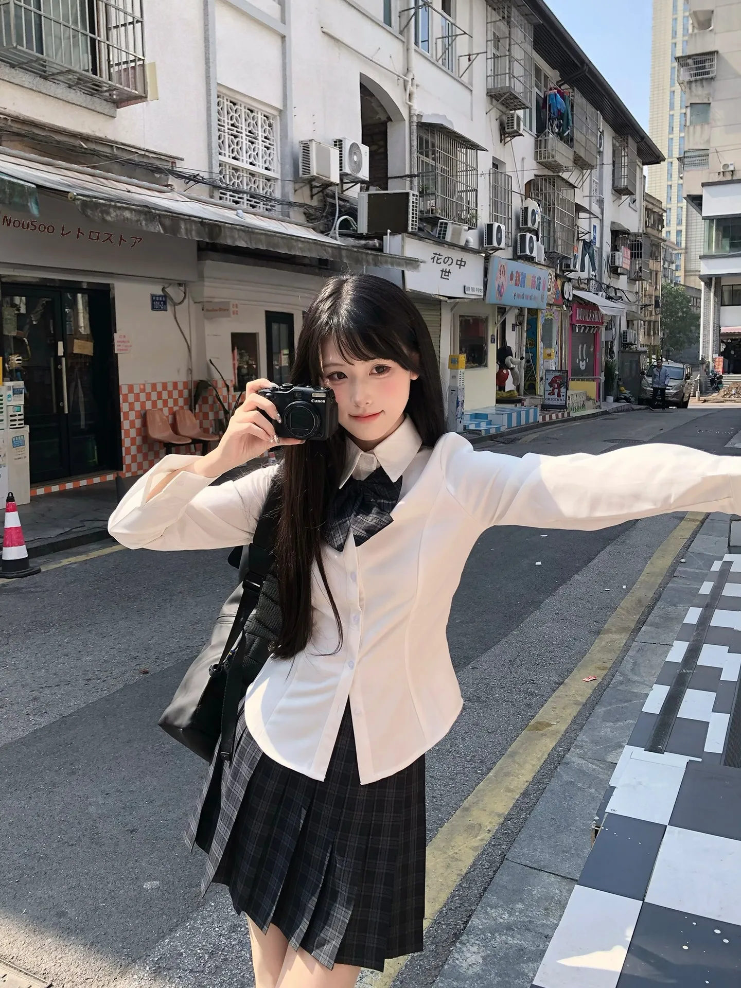 黒と青のチェック柄JK制服スカート【サクラデザイン】：秋冬通勤に最適なA字型高腰スカートの実用性解析
