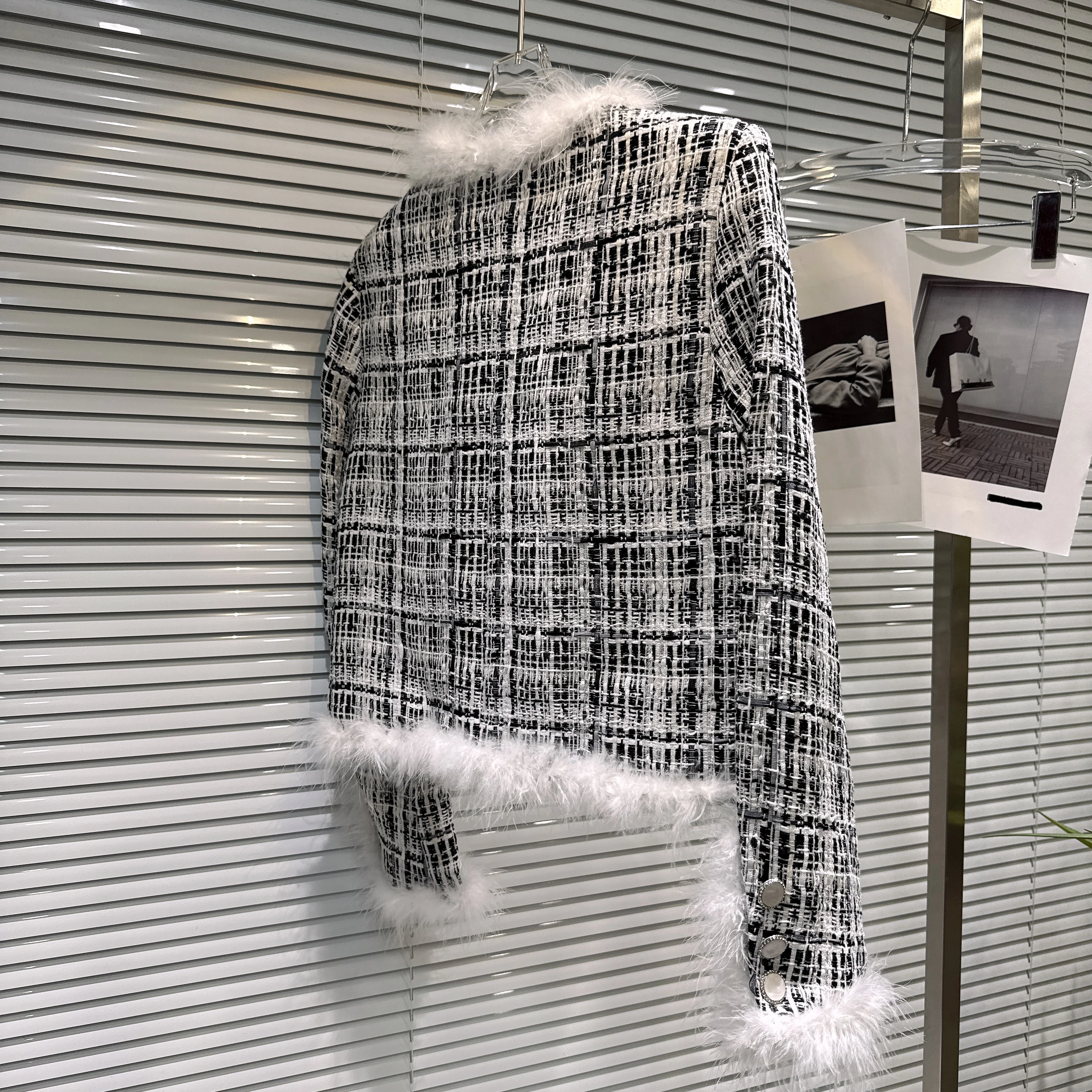 ツイードコートを選ぶべきか？それともダウンジャケットの方が優れているのか？