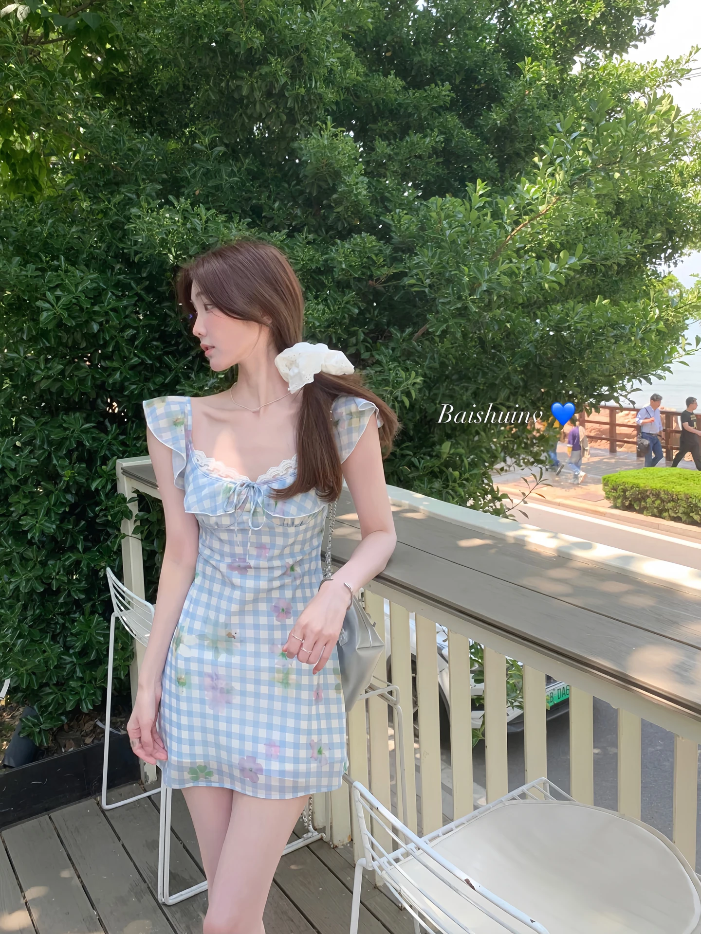 チェック柄キャミソールフレアドレス：腹出しの服としてのデザインと実用性の分析