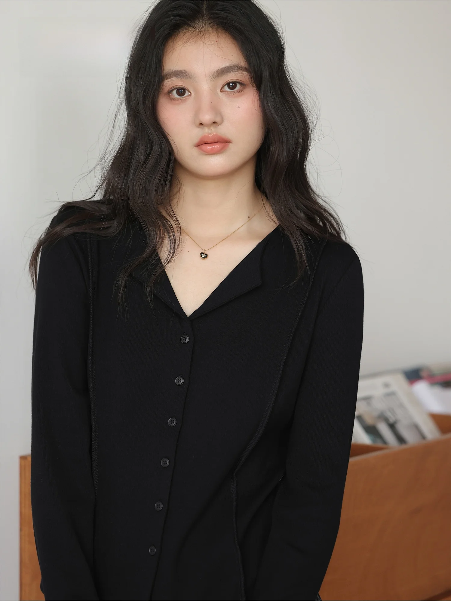 Tシャツの下に着る長袖 おしゃれな選び方：愛蔷薇 フルイドシルエット長袖Tシャツの実用性とフィット感