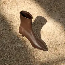 羊皮製 スタイリッシュな細ヒールショートブーツ【アンクルブーツ・伸縮性あり】