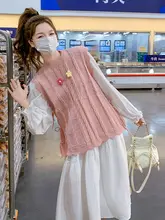 可愛らしいコーディネート！ピンクのニットベストとホワイトドレスの春秋ファッション（セットアップ対応）