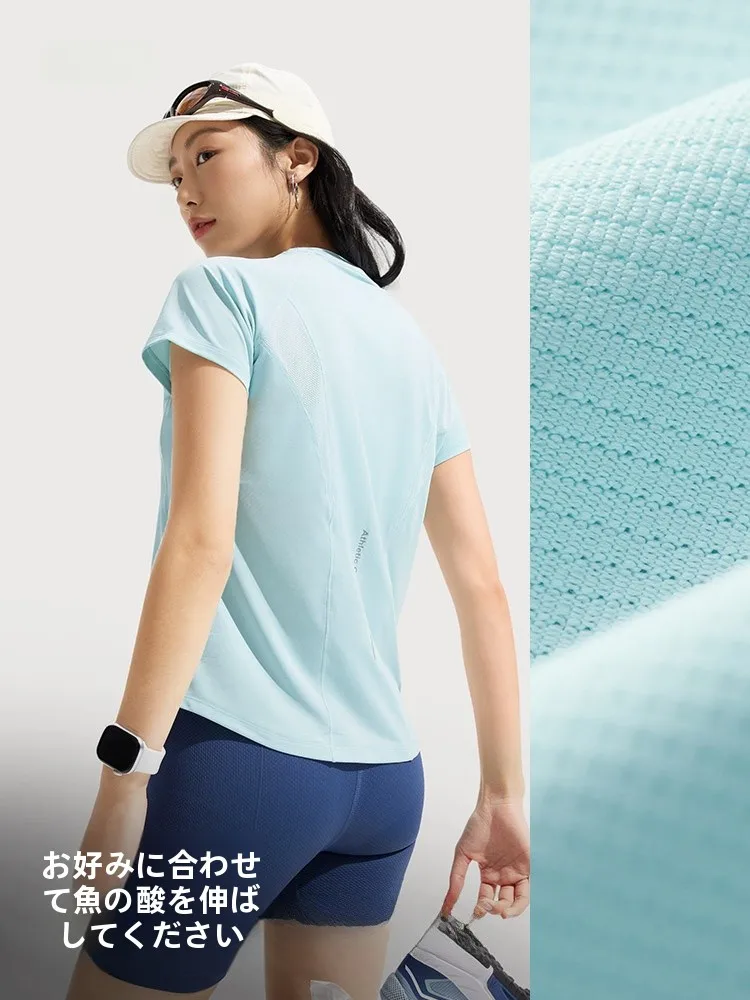 おしゃれキャンパーの夏用Tシャツ：Liningの速乾素材が快適さを実現