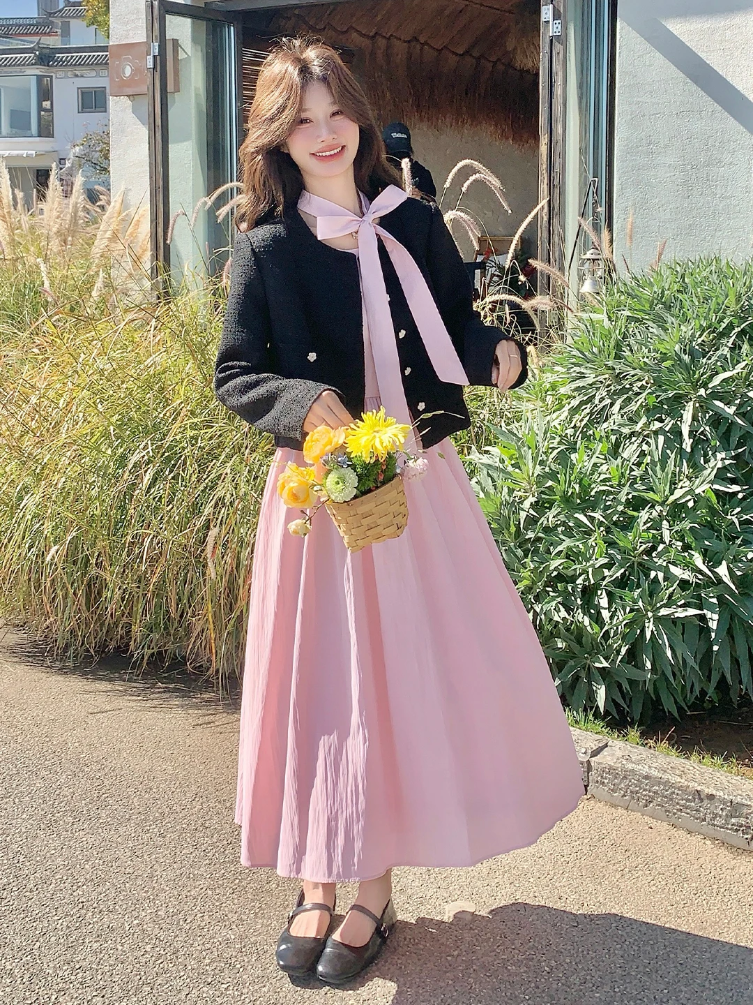 ピンクのリボン付きロングドレスと黒のジャケット：きれいめコーデに最適な重ね着対応2wayスタイル