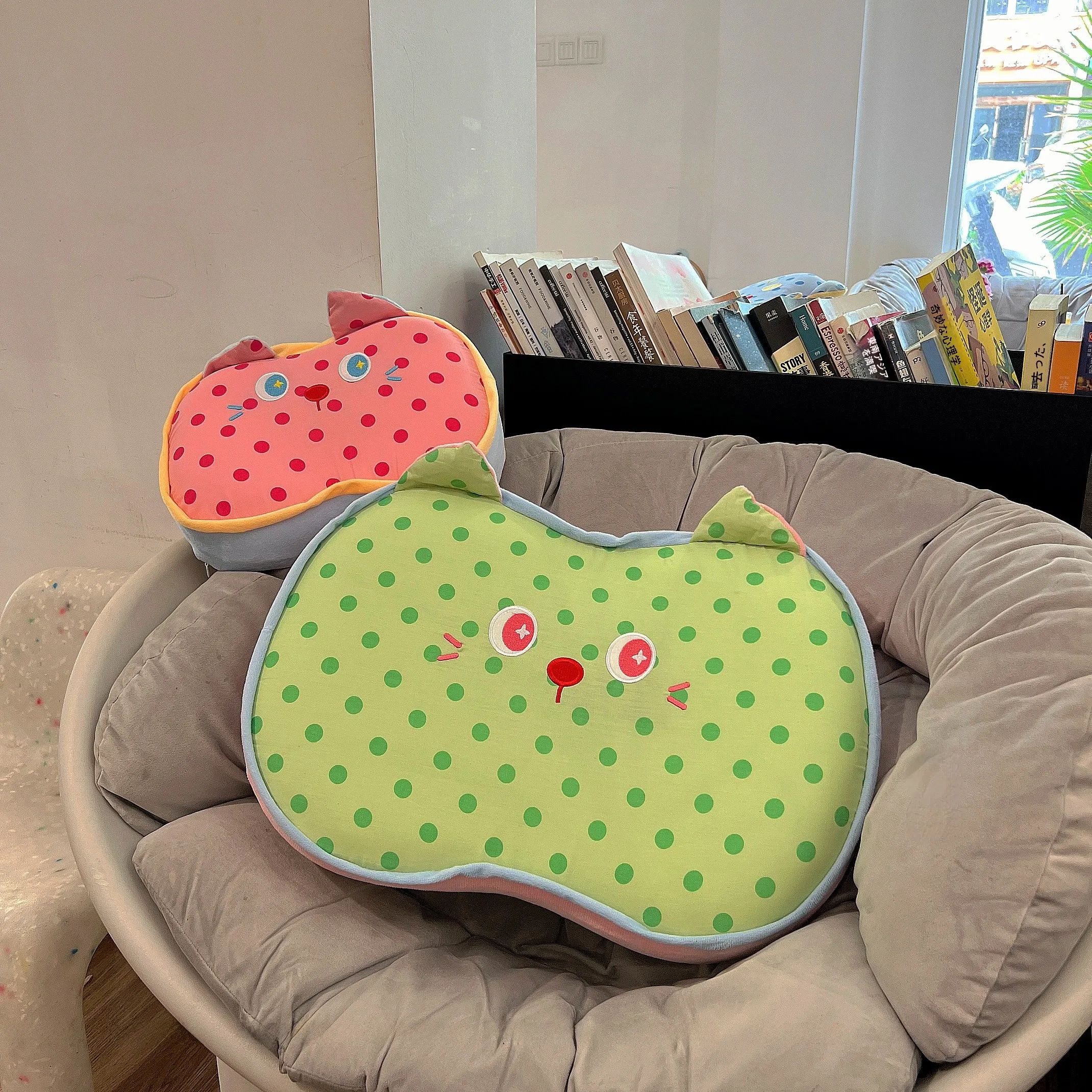 クッション イラスト と 猫の抱き枕 で心を癒す方法は？