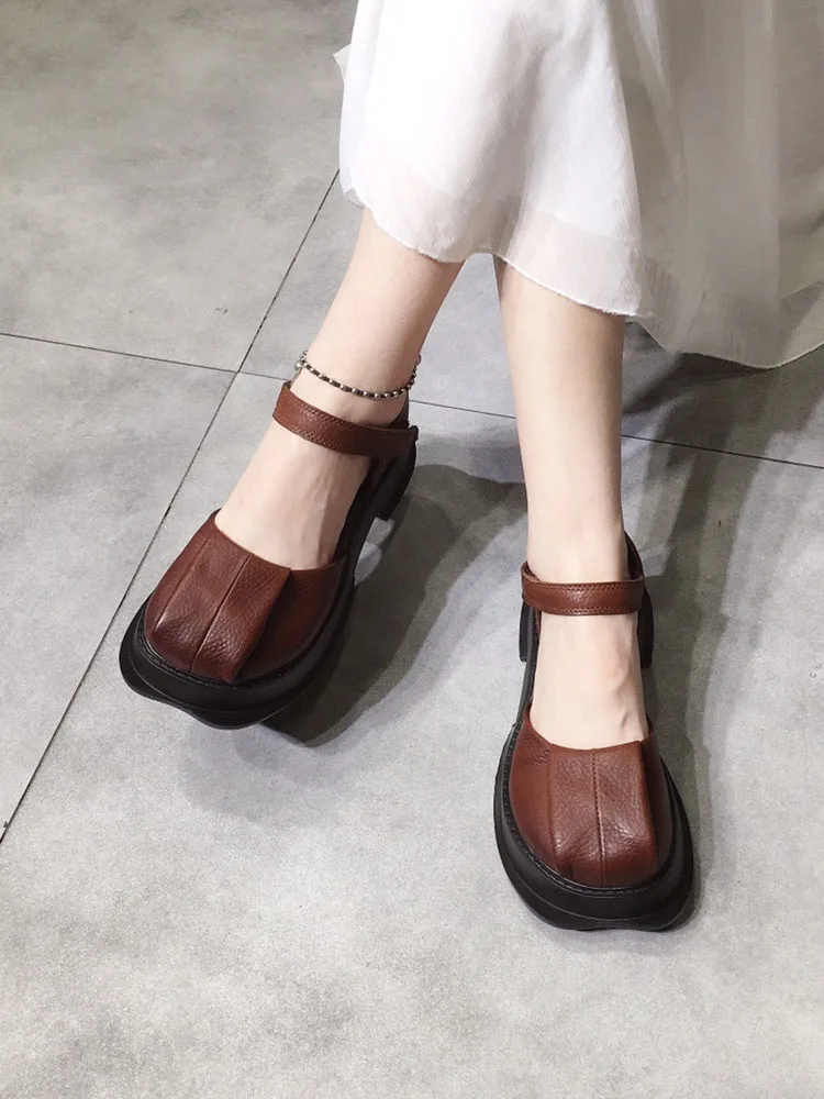 しまむらのサンダル レトロな包頭デザインと厚底が特徴の本革サンダル