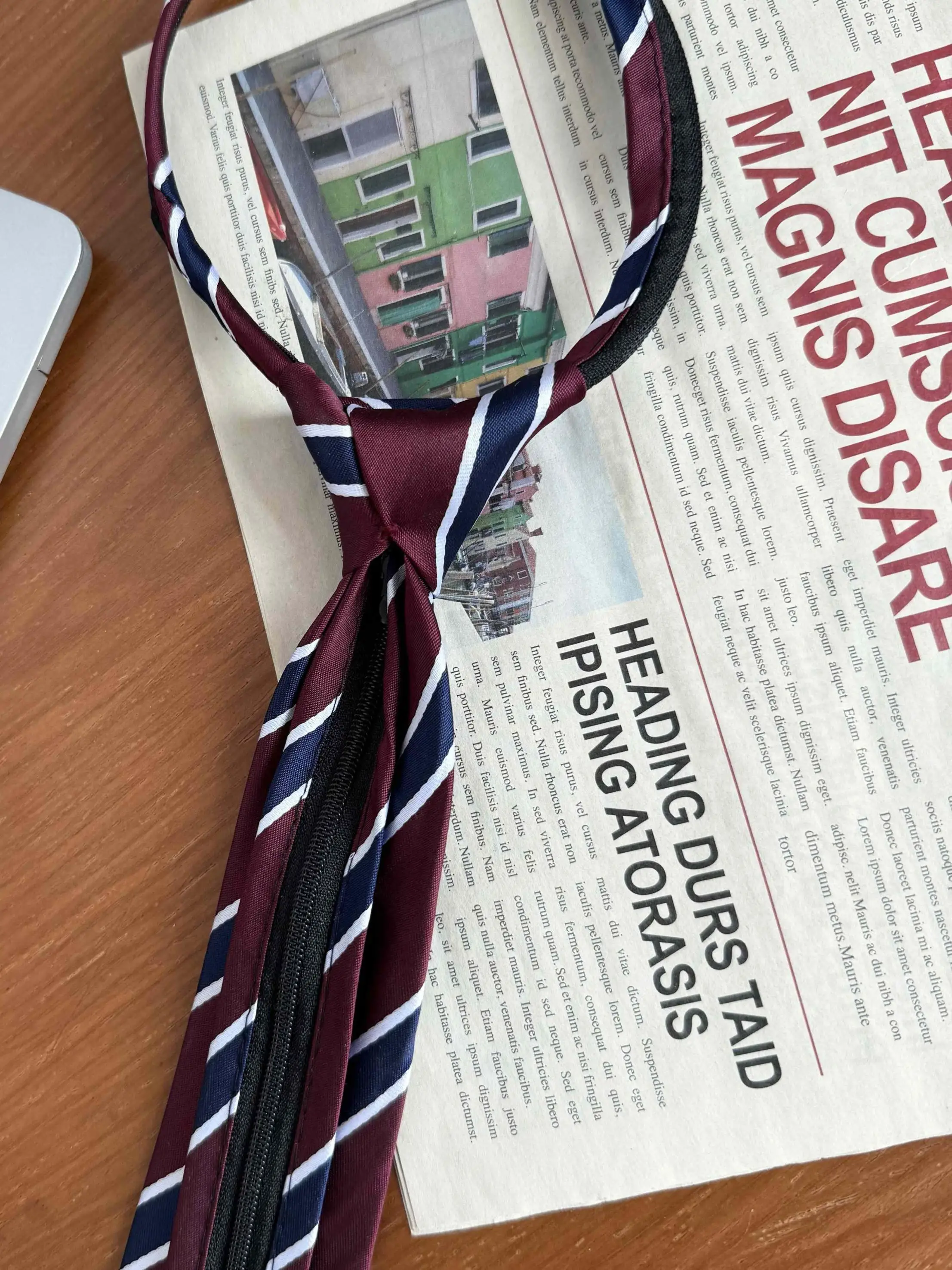 ストライプデザインの学院風ジッパー付きブラウス：button upとsailor collarの機能的比較