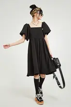 エレガントなフレンチスタイルのスクエアネックブラックパフスリーブワンピース