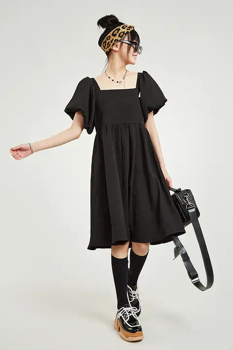 エレガントなフレンチスタイルのスクエアネックブラックパフスリーブワンピース