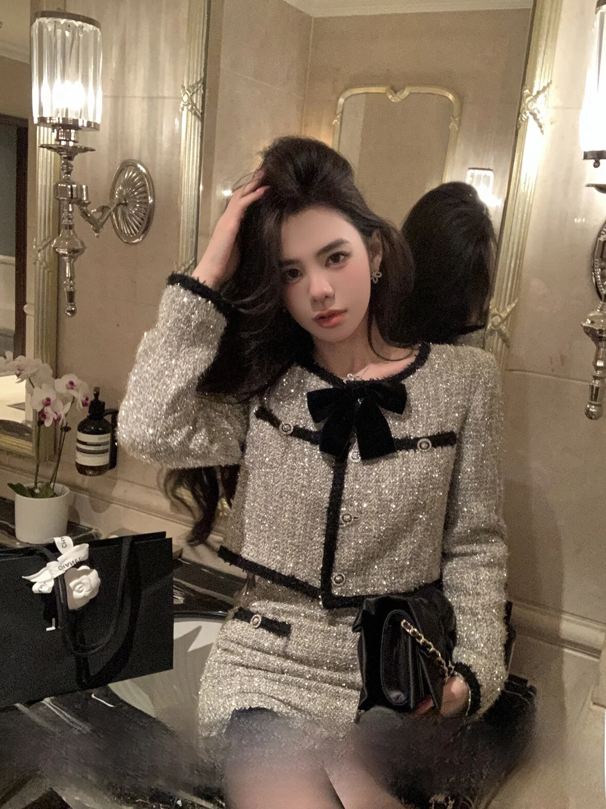 ふんわりショート50代のヘアスタイル：フランス風レトロデザインのセットアップ対応小香風短外套と半身裙