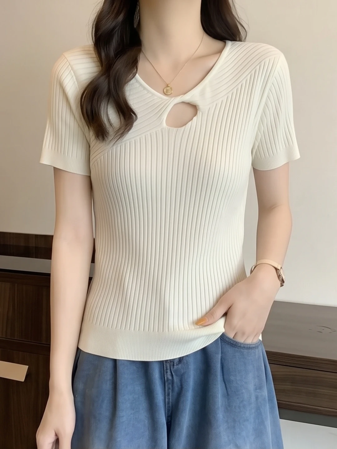 透かし編みニットを夏に着るなら、どう選ぶ？