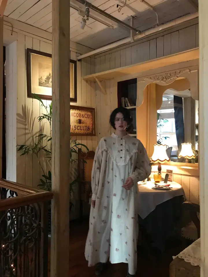 春夏用 刺繍入りコットンリネンワンピース【米杏色・クラシックデザイン】