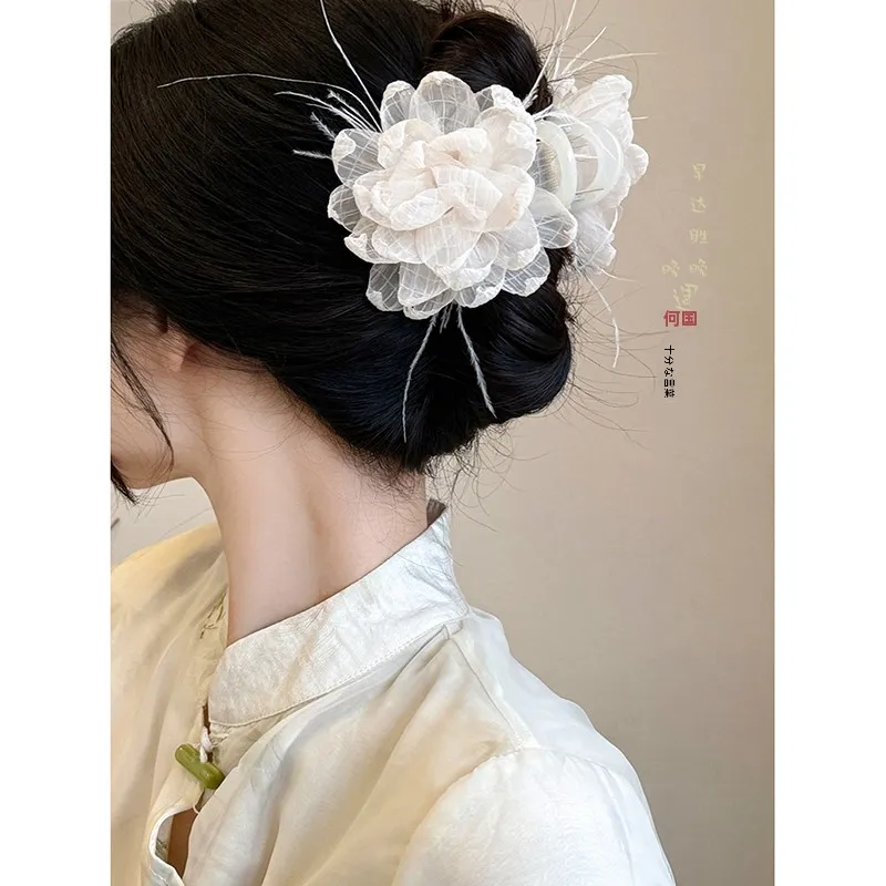 お祭りに使える手作り髪飾りは、どう選ぶ？民族風の花柄フェザークリップがおすすめの理由
