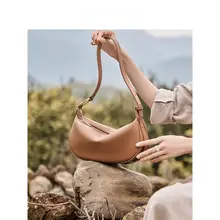 大容量の斜め掛けバッグ【餃子型・本革・ショルダー】