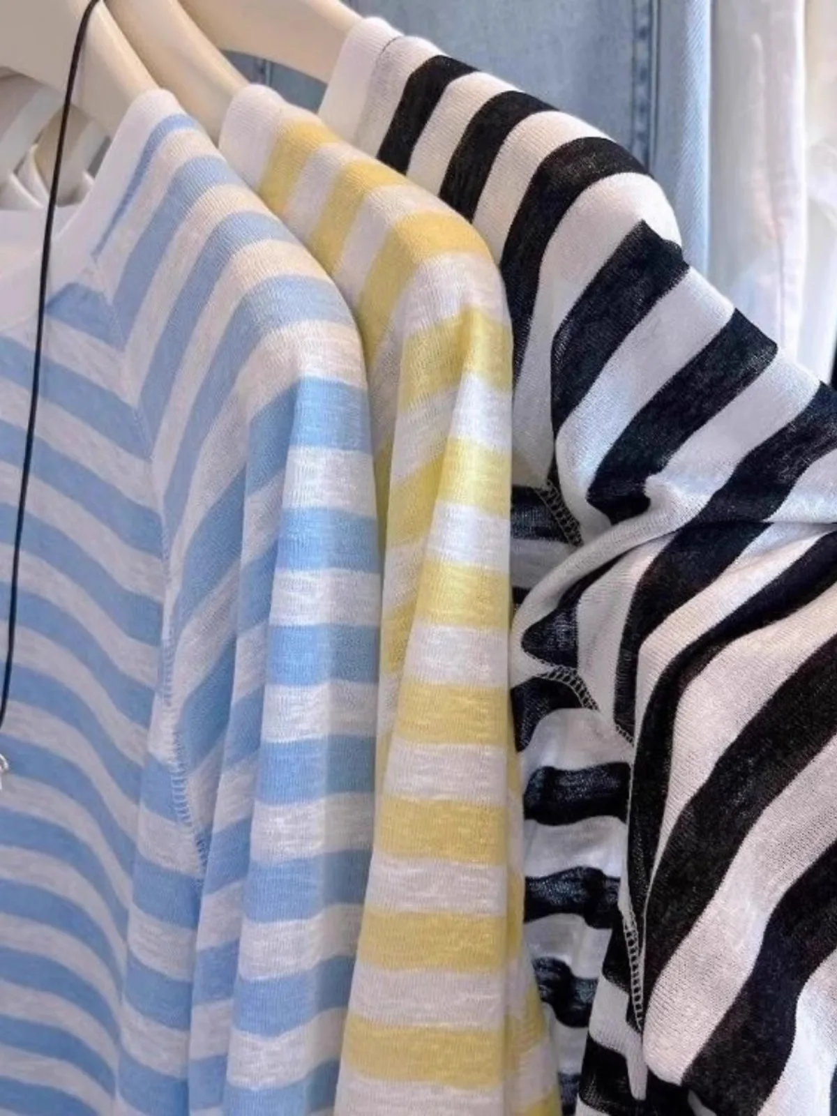 UVカット長袖をどう選ぶ？通勤風のストライプTシャツが、夏の日差しに負けない理由