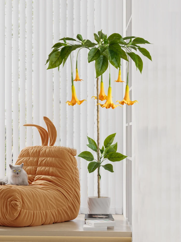大きな立てかけ式偽の植物が家を彩る理由は？
