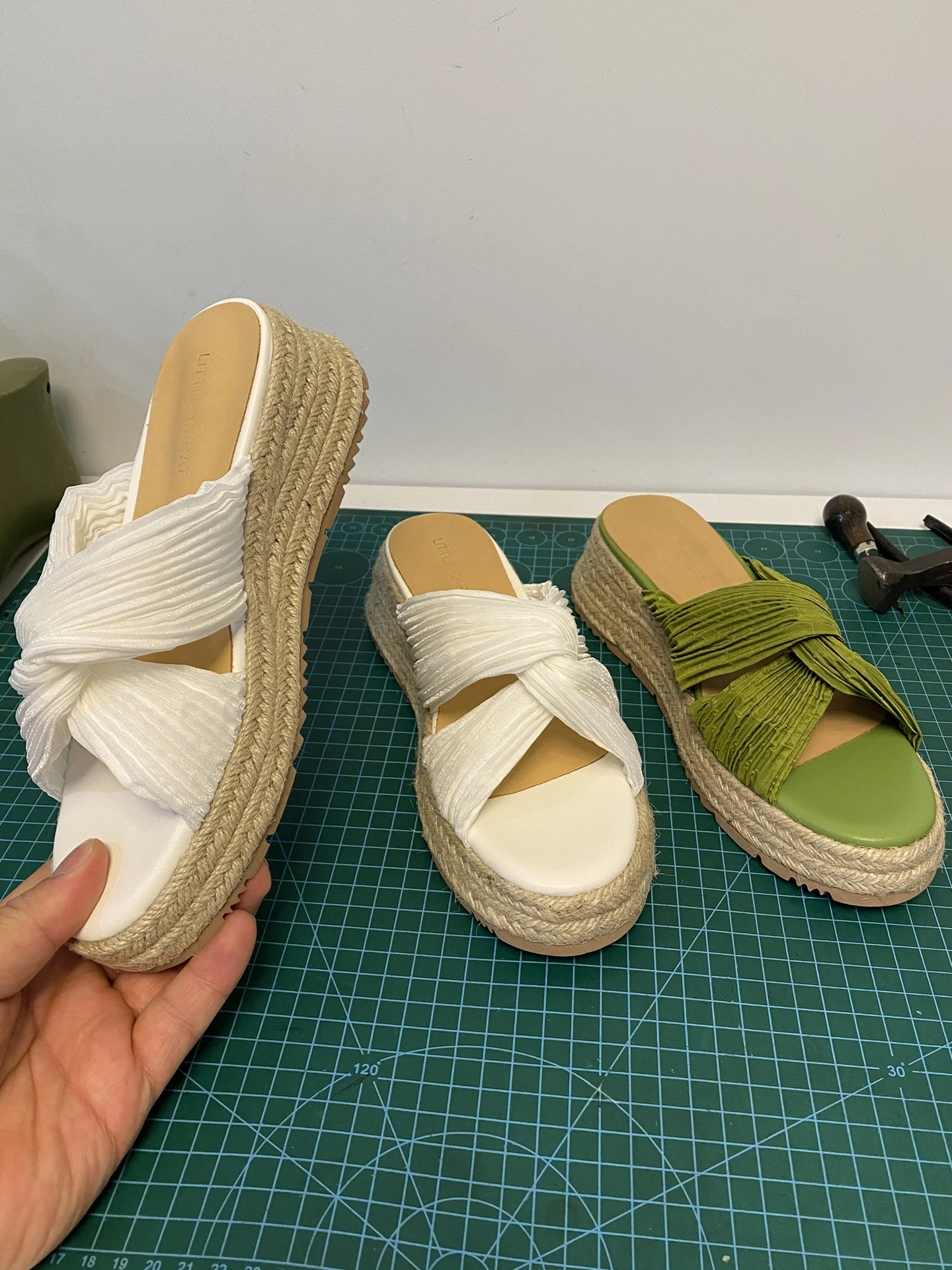 交差ねじりの草編みサンダルで夏の日常をどう変える？