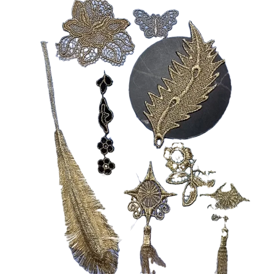 豪華な金糸刺繍のネット生地と羽根の花柄【古典的なランタンデザイン・タッセル付き・パッチ】