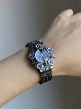 重厚感のある浮き彫り花デザイン腕時計【女性用・デザイン性・エレガントスタイル】