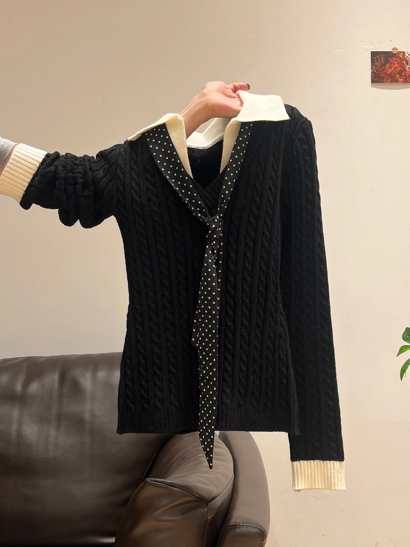 冬の通勤コーデで悩んでいるな  ら、この赤いセットアップが救う理由は？