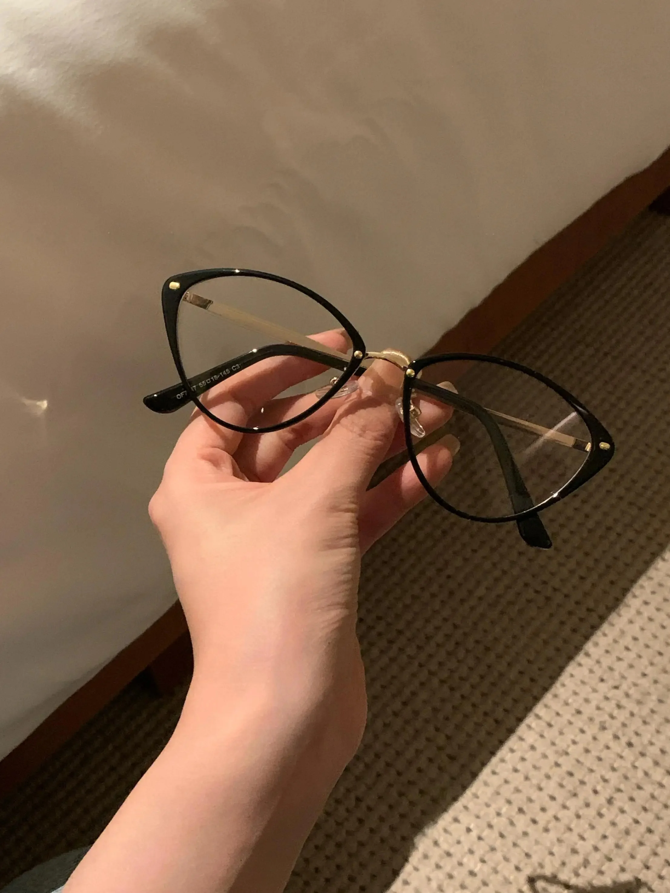 レトロな猫眼型眼鏡フレーム：40代50代女性に合う軽量ヒョウ柄デザイン