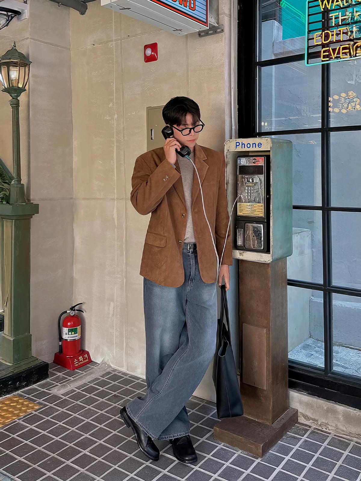 夏用のラフなシルエット スエード風テーラードジャケット：40代太め男性向けのカジュアルオフィススタイルに最適な高級感スタイル