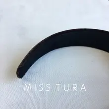 シンプルなデザインのベロア素材ヘアバンド【幅広・多用途】