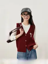 全羊毛使用の波浪模様刺繍ノースリーブニットベスト【女性用・ワッフル編み】