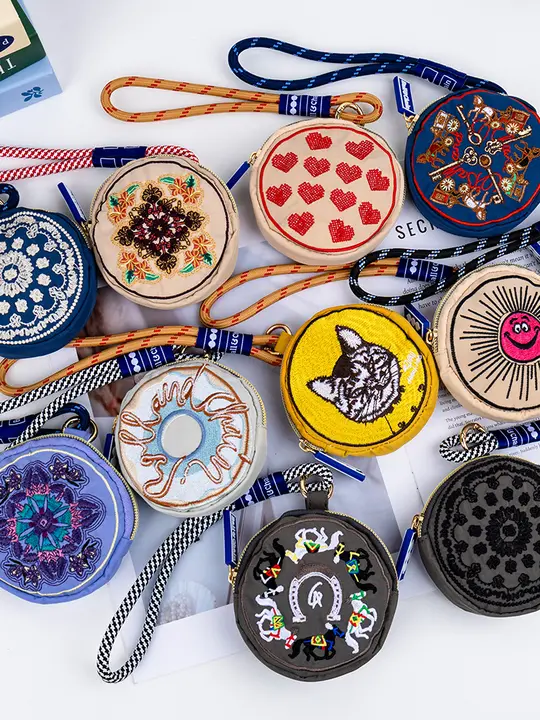 高級感溢れるミニコインケース【刺繍デザイン・防水・便利なキーチェーン付き】