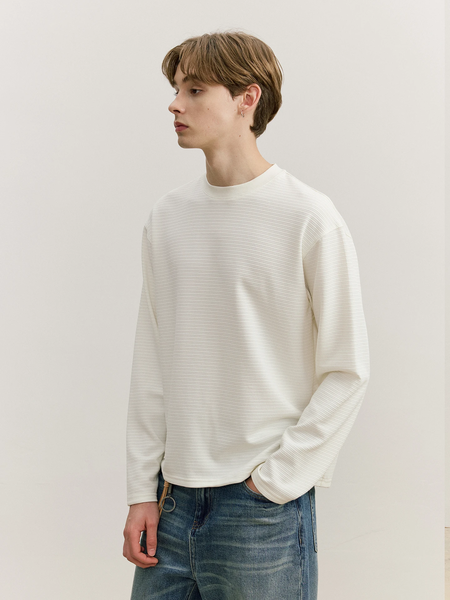 大学生男性が秋に着るべき、シンプルでスタイリッシュなTシャツはどれ？