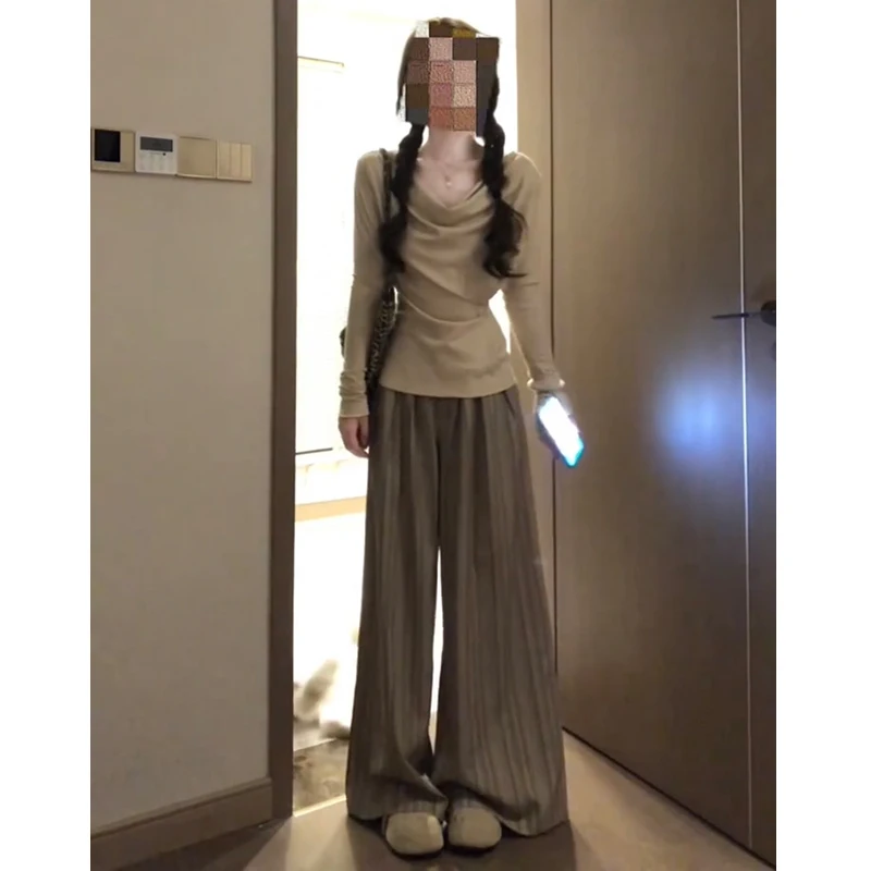 スニーカーに合わせやすいストライプハイウエストワイドパンツのコーデガイド