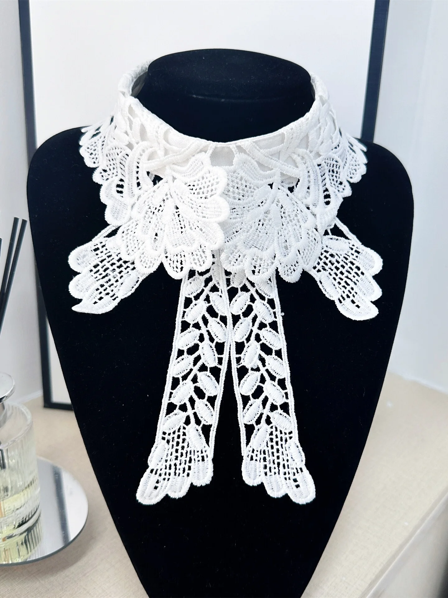 刺繍レースのシャツ風装飾襟：蝶結びで秋冬ニットとの相性を実証