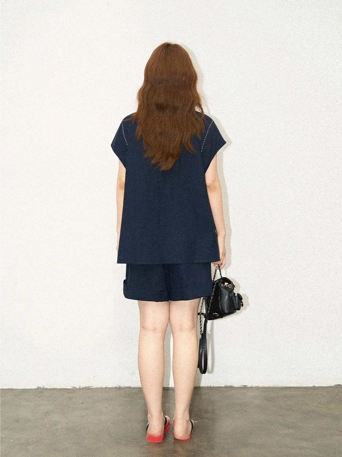 6アパレルと3アパレルの違いは？デザイン襟とドローコードが解決する服選びの悩みとは？