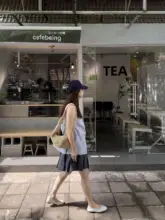 シンプルなチックデザインのオフショルダーブルーシャツ【夏用・ゆったり・トレンド感】