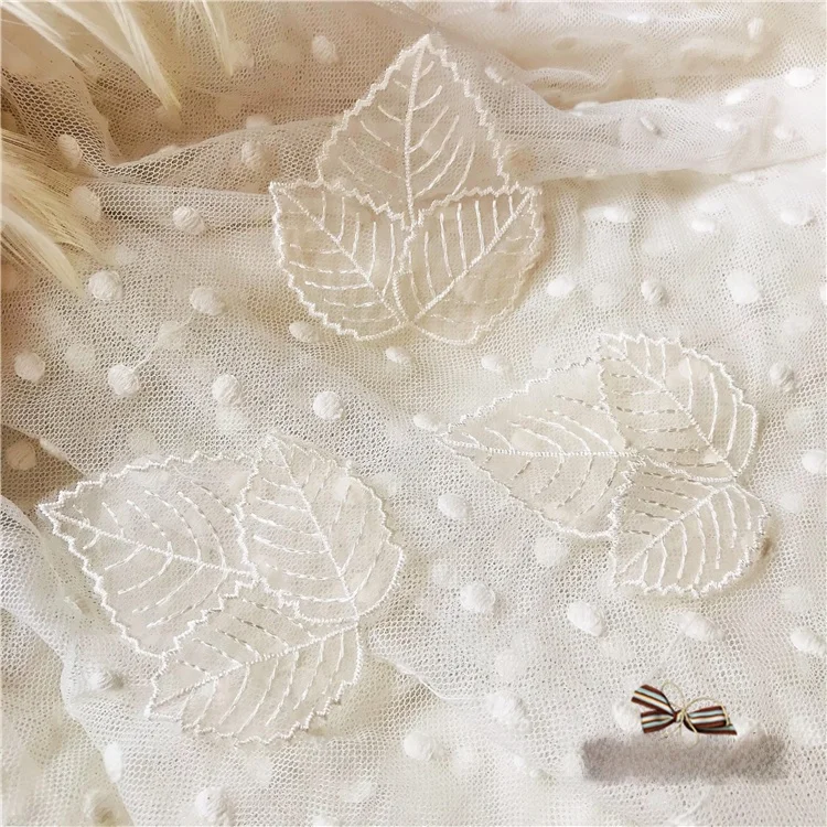 レース刺繍が通勤スタイルを救うには？その本質と使い方を解き明かす