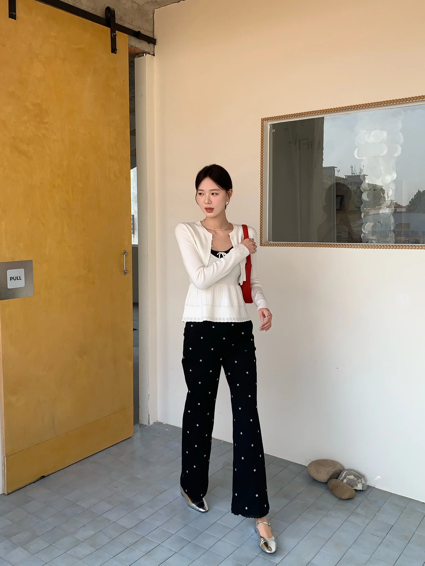 ダボパンコーデは本当に「カジュアル」なのか？韓国風の花柄フレアパンツが教えてくれたこと