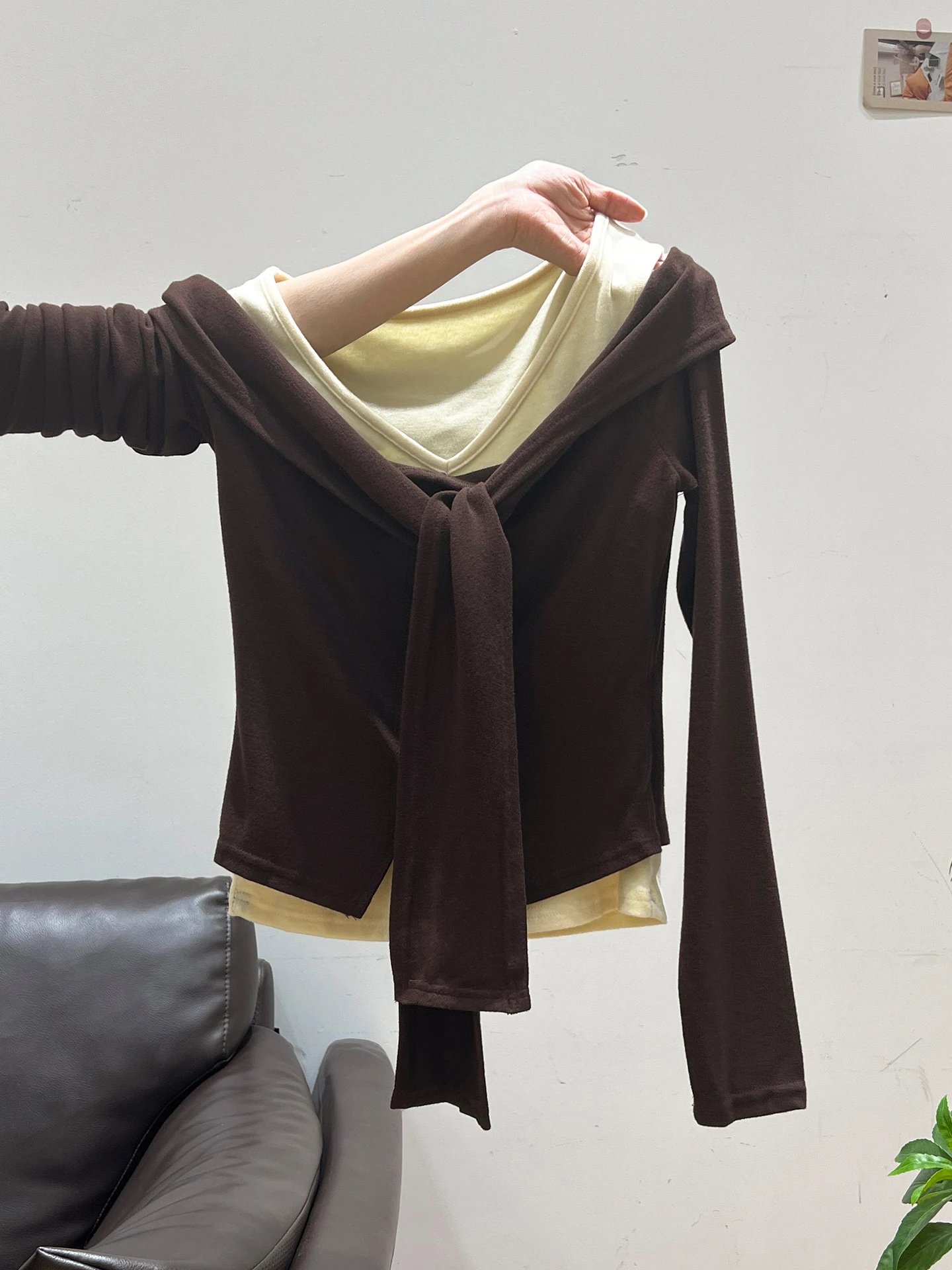 レトロ風ヴィー型長袖Tシャツ：Tシャツの下に着る長袖で通勤スタイルを完成