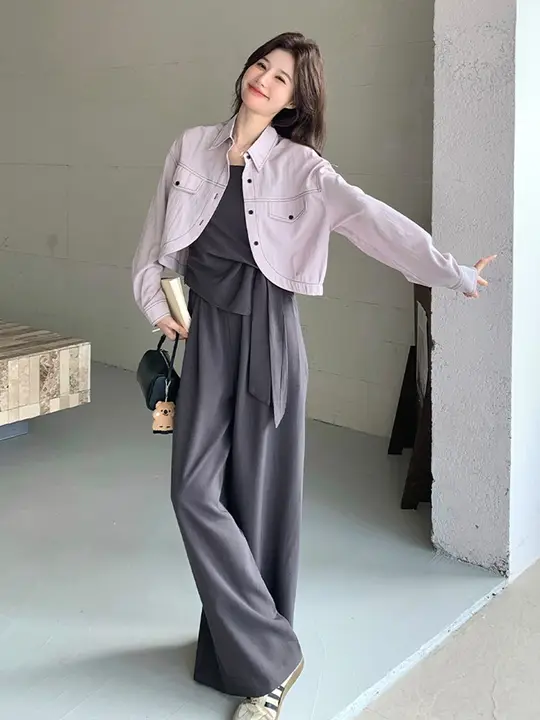 グレーサロペットパンツとショートジャケットの重ね着ファッション【高級感・女性用】（セットアップ対応）