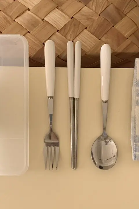 シンプルで便利な携帯用箸とスプーンの三点セット【ステンレス・陶器ハンドル・学生・旅行用】（セットアップ対応）