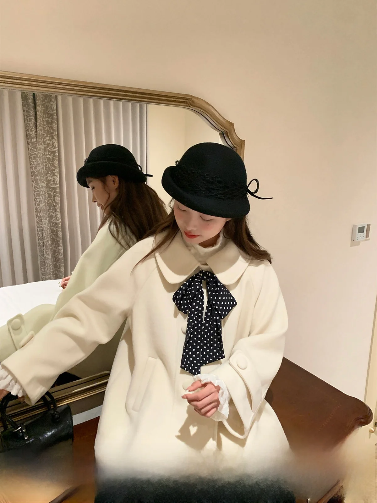ぬいぐるみ服の冬用コート：小柄向けリボン付きドールカラーウールコートの実用性とデザイン解析