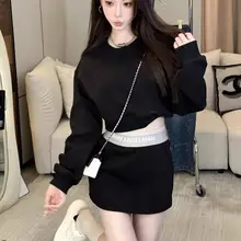 カジュアルグレーのオーバーサイズスウェットシャツとミニスカート【フランス風・ロゴストラップ・ラウンジスタイル】（セットアップ対応）