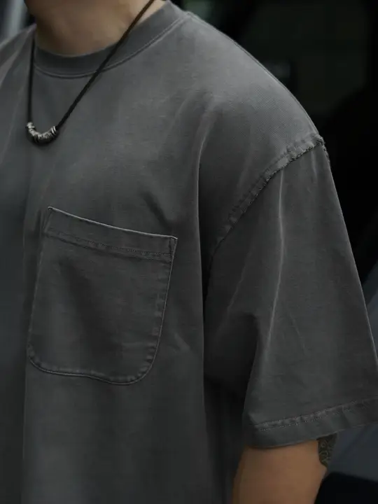 重水洗いコットン製ラウンドネック半袖Tシャツ【ダメージ加工・パッチワークデザイン】