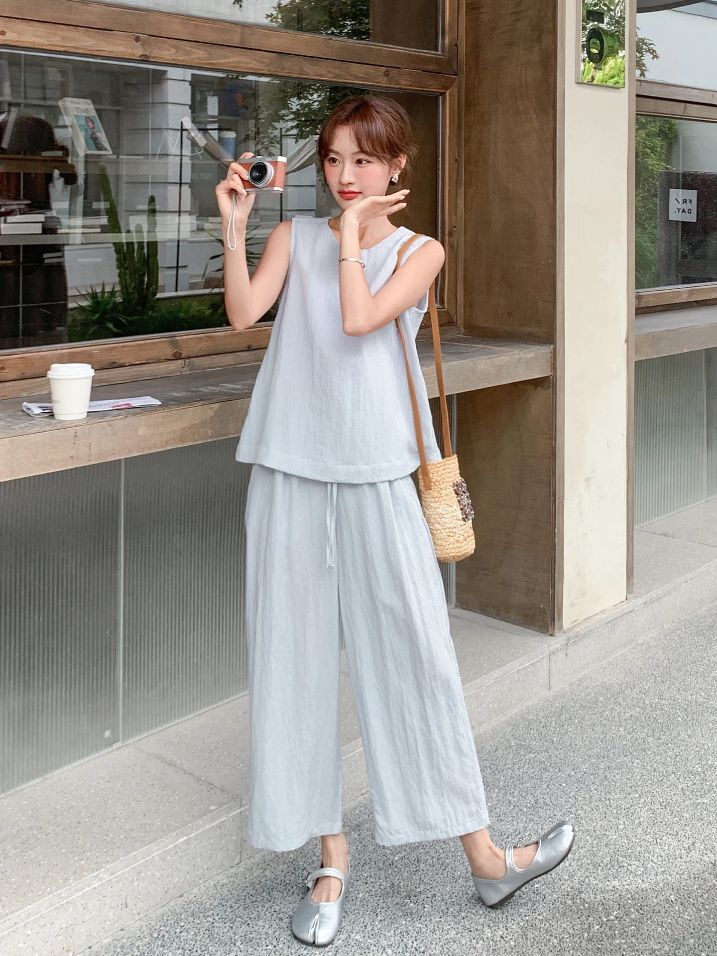 ナチュラル骨格に似合う服の選び方：浅い青色のカジュアルセットアップの実用性とスタイル分析
